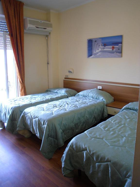 Hotel Mirage Марина-ді-П'єтразанта Номер фото