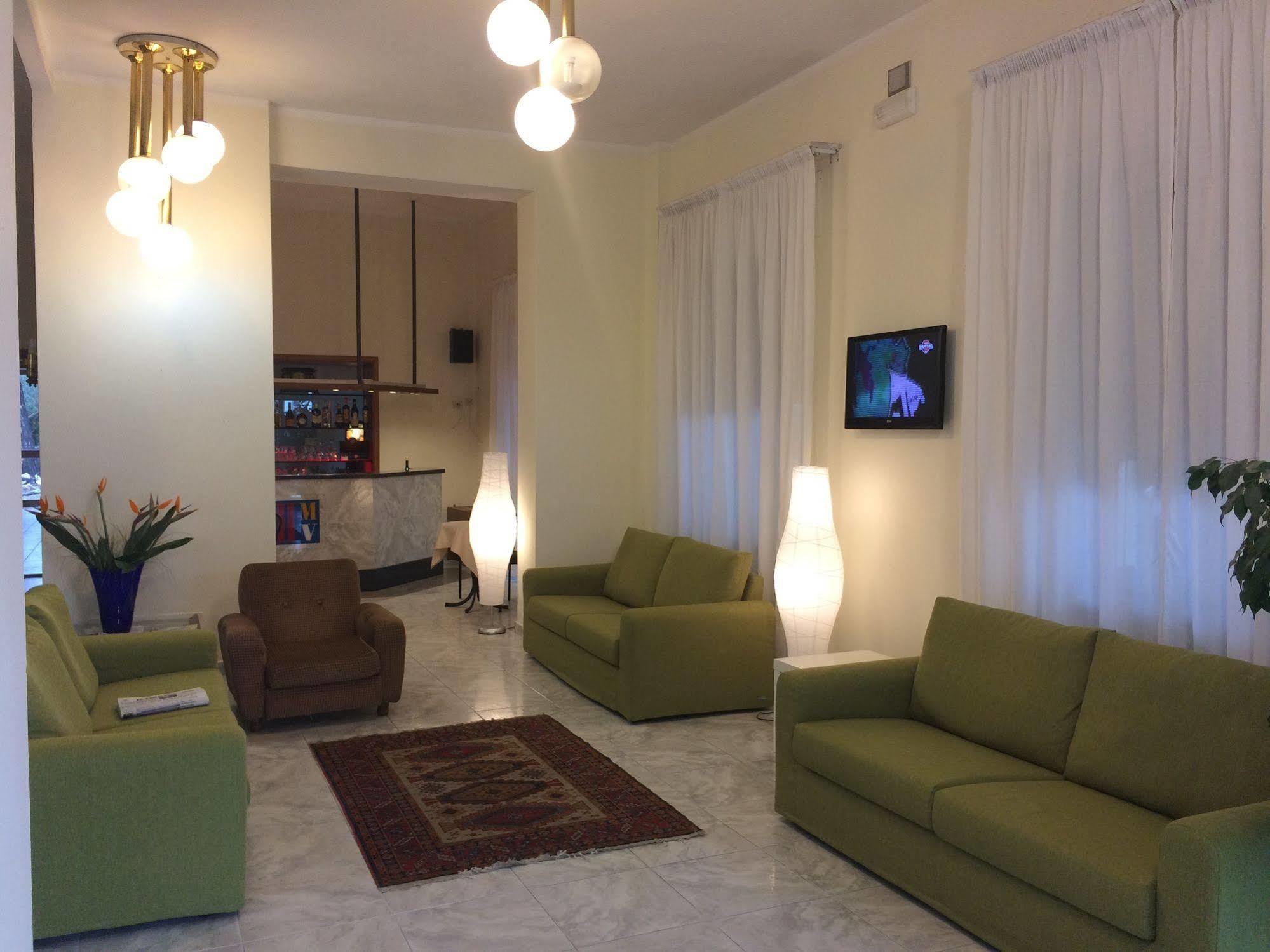Hotel Mirage Марина-ді-П'єтразанта Екстер'єр фото