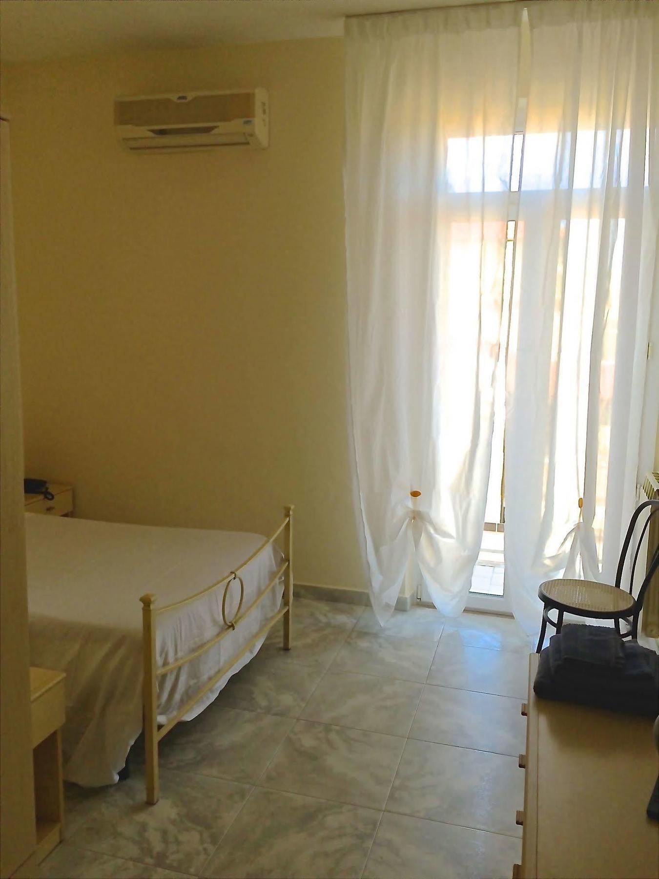Hotel Mirage Марина-ді-П'єтразанта Екстер'єр фото